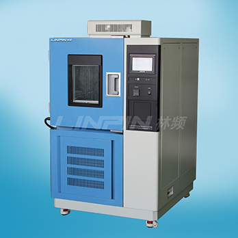 　　上海交變濕熱箱電子式濕度傳感器商品及環(huán)境濕度精確測(cè)量歸屬于95時(shí)代盛行的制造行業(yè), 近些年世界各國(guó)在濕度傳感器產(chǎn)品研發(fā)行業(yè)獲得了長(zhǎng)足進(jìn)步。濕敏控制器正從簡(jiǎn)易的濕敏元器件向柔性生產(chǎn)、智能化系統(tǒng)、多主要參數(shù)檢驗(yàn)的方位快速發(fā)展趨勢(shì)，為開發(fā)新一代環(huán)境濕度測(cè)控系統(tǒng)造就了資源優(yōu)勢(shì)，也將環(huán)境濕度精確測(cè)量技術(shù)性提升到新的水準(zhǔn)。  　　現(xiàn)階段只有上海林頻儀器設(shè)備及少數(shù)幾家海外公司把握了用電子式濕度傳感器在上海交變濕熱箱的開發(fā)設(shè)計(jì)和運(yùn)用。對(duì)比于傳的濕區(qū)球法測(cè)濕技術(shù)性，電子式濕度傳感器成本費(fèi)較高，主要認(rèn)知環(huán)境濕度快，測(cè)濕更等優(yōu)勢(shì)。該技術(shù)性現(xiàn)階段在中國(guó)航天、北京林業(yè)大學(xué)、中國(guó)電力科學(xué)院等環(huán)境試驗(yàn)箱如表獲得了非常好的運(yùn)用，這一技術(shù)性也將變成將來(lái)上海交變濕熱箱的流行發(fā)展前景。  　　電子式濕度傳感器的優(yōu)勢(shì)取決于能捕獲相對(duì)濕度的微量分析的轉(zhuǎn)變, 反映靈巧, 落后時(shí)間在30五秒之內(nèi)年飄移小。因?yàn)殡娮邮綕穸葌鞲衅髂軐⑾鄬?duì)濕度的轉(zhuǎn)變變換為電信號(hào)輸出, 逐步實(shí)現(xiàn)了電子數(shù)碼顯示信息。因?yàn)檫x用操縱與顯示信息的數(shù)據(jù)信號(hào)均來(lái)源于同樣, 防止了因取樣操縱和顯示信息分離出來(lái)而導(dǎo)致的積累偏差, 因而其取樣操縱顯示信息總偏差就是說(shuō)電子式濕度傳感器自身的線形偏差, 且該線形偏差還可根據(jù)賠償電源電路開展調(diào)節(jié), 全面提高精密度。